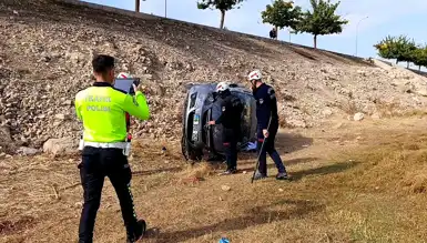 Şarampole Devrilen Araçta 3 Yaralı