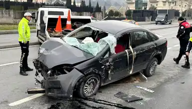 İstanbul'da Trafik Kazası: Otomobil Yan Yattı