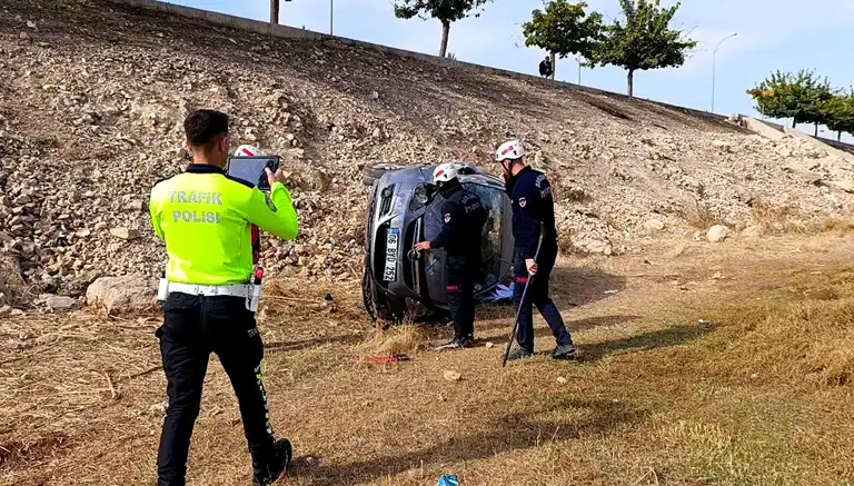 Şarampole Devrilen Araçta 3 Yaralı