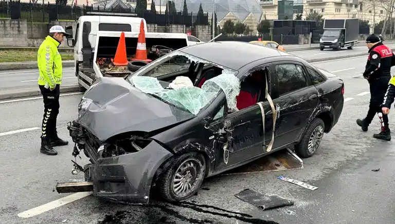 İstanbul'da Trafik Kazası: Otomobil Yan Yattı