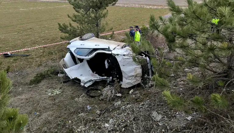 Kütahya'da Şarampole Devrilen Otomobilde Ölüm